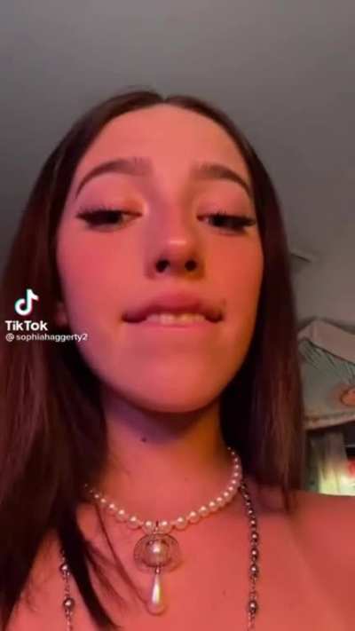 It’s so hot when she bites her lips 🤤