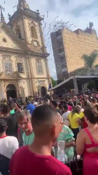 Bolsonaristas viando o Arcebispo em Aparecida, quando ele falava sobre a fome, em pleno dia de Nossa Senhora.