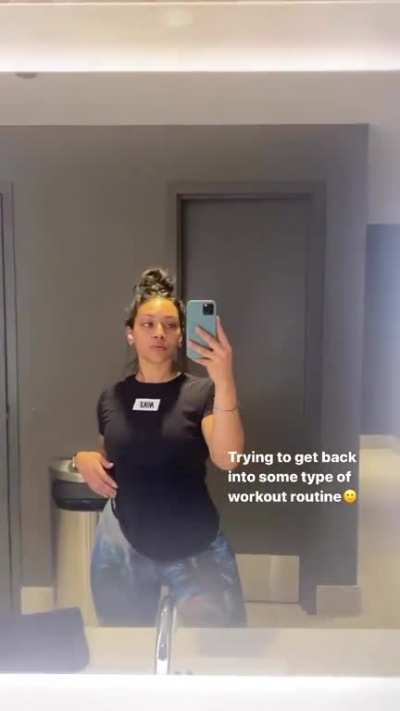 👸🏼🤳🏽