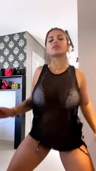 Sil Torra dançando. Essa mulher é uma MILF de respeito.