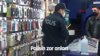 Kahraman Polisimiz Yine Mavi Saçlı Kadın Bulmuş Devletin Gücünü Göstererek Destan Yazıyor