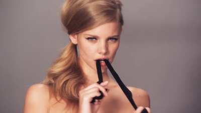 Marloes Horst strips in 