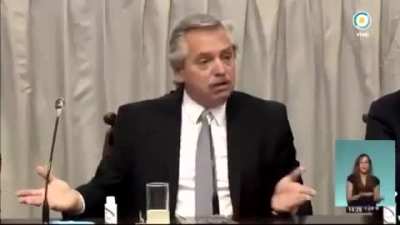 Le puede pasar a alguien que yo sea un loco y no asistir a una provincia por que no me gusta su gobernador... y eso no esta bien.
