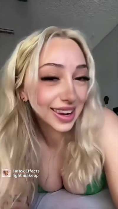 Wait till she shows her 🍑