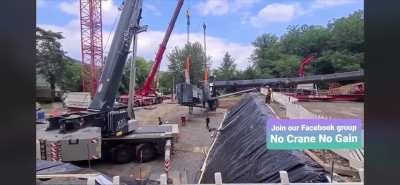2 crane workers almost get crushed