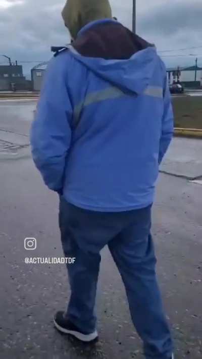 Taxistas y remiseros bloquean paso a chofer de Uber en Río grande 