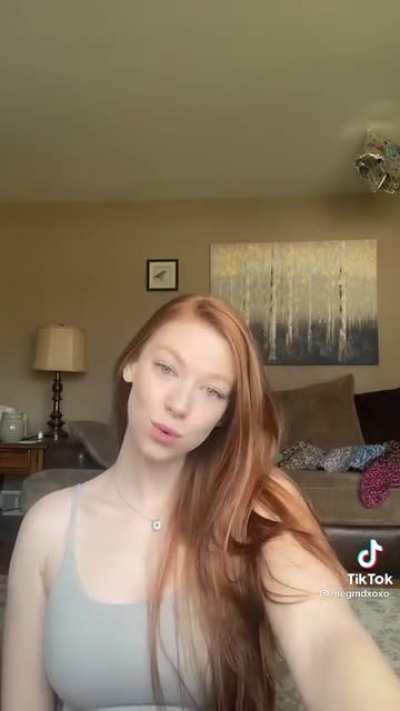 Cute and fit redhead 👩🏻‍🦰