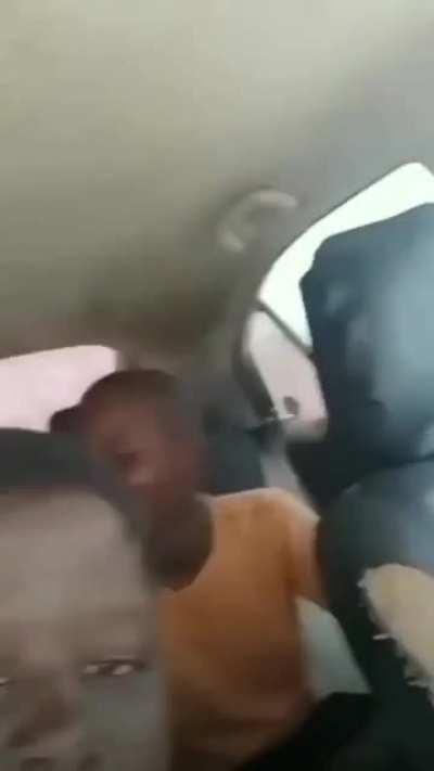 Agalarla arabayı çalıp kabile reisinden kaçarken olur gibi