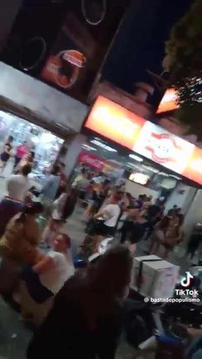 Un solo loco con huevos de adamamtio domando piqueteros