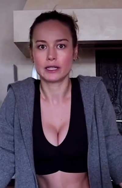 I want to thrust my cock under that top of Brie Larson, though I'm not sure if my size would be enough for a clothed titfuck.