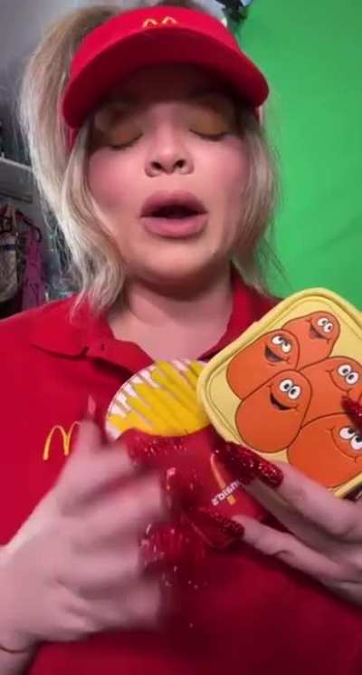Millionaire “influencer” likes to cosplay as low income food service workers 🤦🏻‍♀️