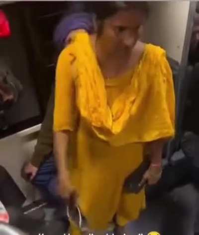 Lady gets in slapped and beat in the train after she kept abusing the man