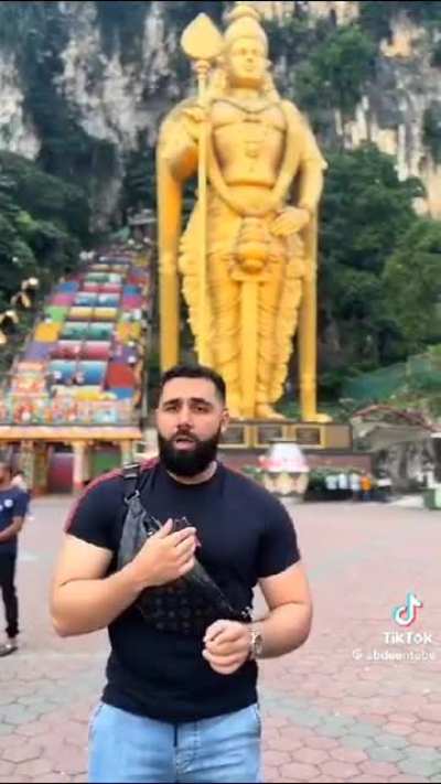 Muslim man goes to a hindu temple in Malaysia and recite lines from quran against idol worship.