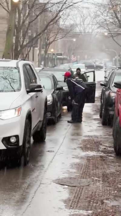 FedEx driver blocking traffic and threatening to “beat the fuck out of” the drivers behind him