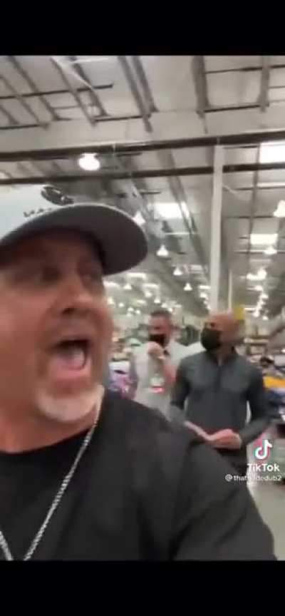 Qanon dumbfuck films himself at Costco while screaming 