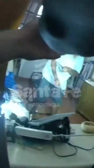 Villa Gobernador Gálvez: Un hombre amenazó con autolesionarse y terminó reducido con una taser