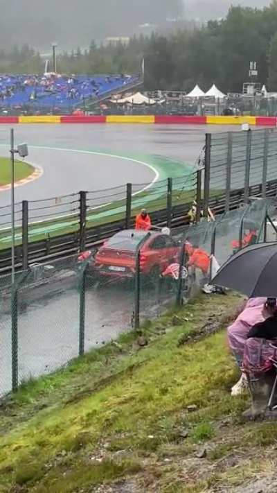 Marshals are so entertaining, gotta say they’re doing the fastest pit stop
