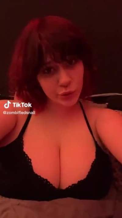 (zomb<wbr>ified<wbr>snail<wbr>) big boobs alt girl