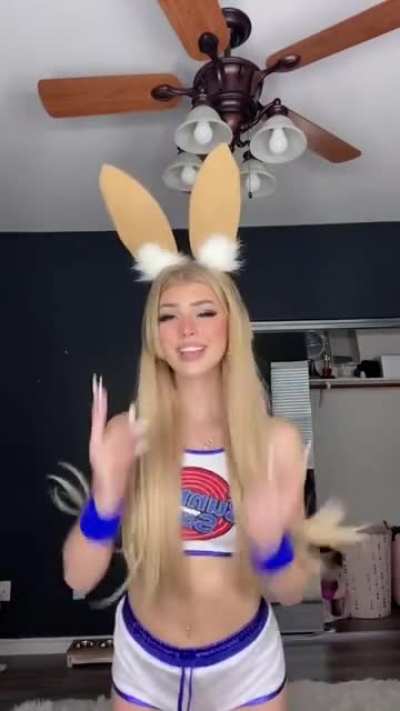 TikTok: @lorengray // Age: 18 // Dang 😳