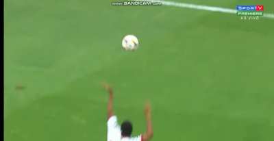 Pênalti bizarro cometido por jogador do Vitória na série B