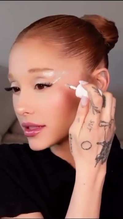 Ariana putting on her eyeshadow singing 