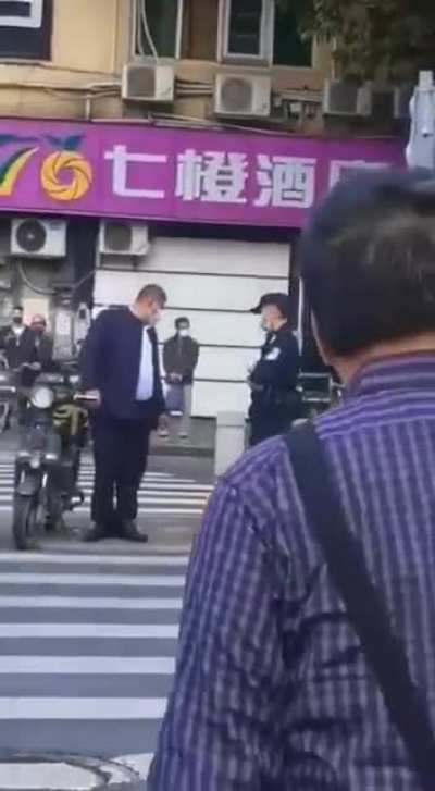 在支那当城管就是好，还可以时不时享受外卖员免费叩拜，哈哈哈哈