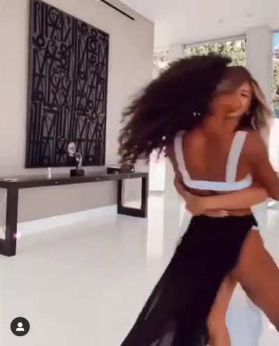 🤤 Dancing w/ her bestie 💃