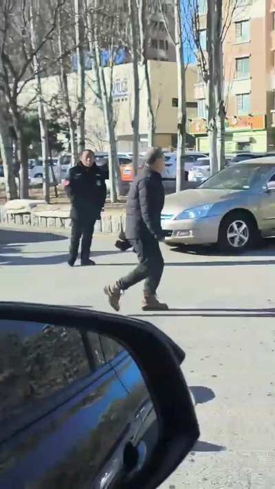 沈阳...<wbr>街边全武行<wbr>，教科书式<wbr>处理方式