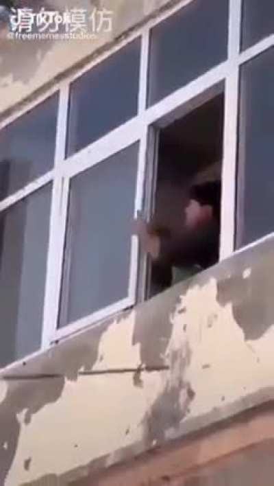 Let me remove this beehive... OH SHI