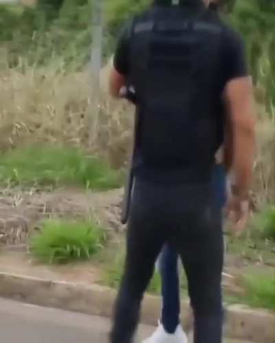 Oq é macio e vive no camburão?