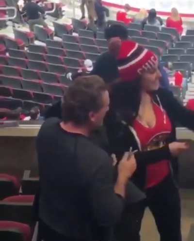 Jeremy Roenick signing a pair 😂