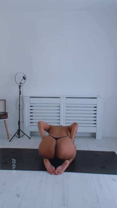 Back shot hottie.