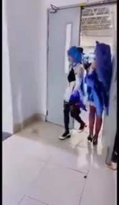 POV estás esperando a que tu amigo salga del baño en un shopping de CABA