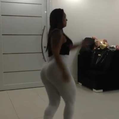 Dançando e empinando de legging branca