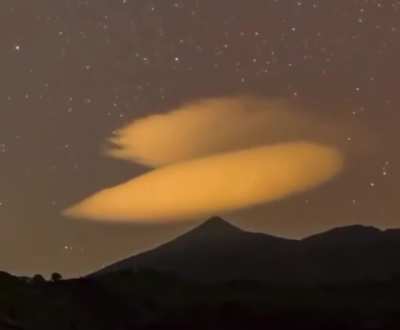 Magnificent Time-lapse development of a stationary lenticular cloud on the island of Tenerife,Spain.