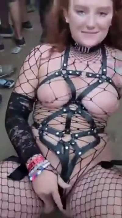 Festival girl gets fingering from behind and carry on getting herself off in the middle of a crowd