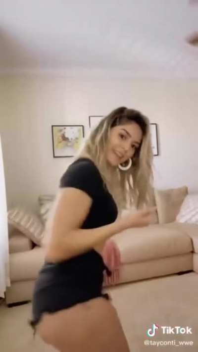 Taynara working those hips...