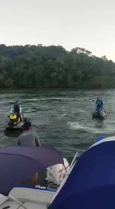 Não me surpreende esse vídeo do pessoal ouvindo música alta e xingando quem quer que seja que peça para eles abaixarem o som seja no brazil. Pelo menos dessa vez eles tiveram o que merecem.
