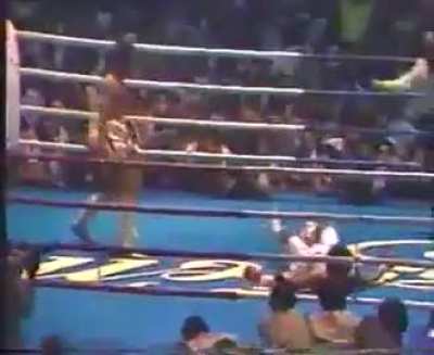 After a successful career in Muay Thai (Lumpinee Stadium champion in 4 different weight classes), Samart Payakaroon turns to boxing and knocks out world champion Lupe Pintor to add the WBC World Super Bantamweight title to his list of accolades