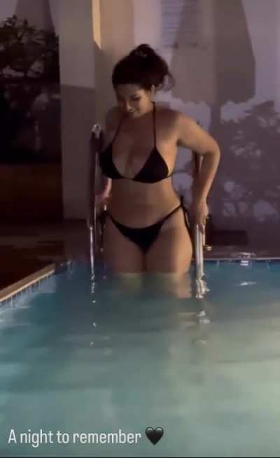 chick shaking her booty and walking is something else ✊💦