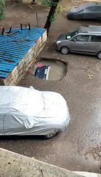 Car drowned in a few seconds in Mumbai.
