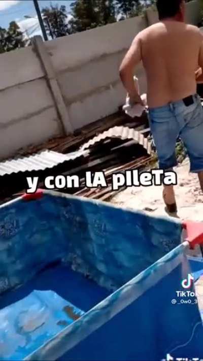 Armando la pileta en familia :D
