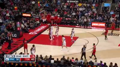 [Highlight] An elaborate play by the Raptors results in a wide-open corner 3.