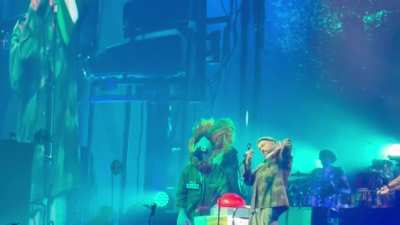 Damon Albarn of Gorillaz holds up a Palestinian flag at their show last night in Orlando, FL: “Don’t forget this. Ever. Stand your position. Don’t ever be neutral”