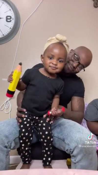 So adorable. I wanna be a girl dad one day.