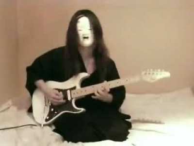 Umarim o gitar 18 yasindan buyuktur.