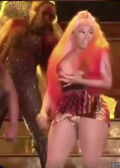 Whole tït slip for Nicki onstage 