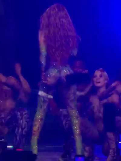 Mami Shakira and her sexy moves 🍑