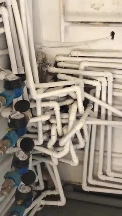 Tubulação do prédio com vazamento