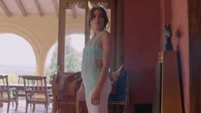 Yoga booty in El Rey del Valle (S1E6, 2018)